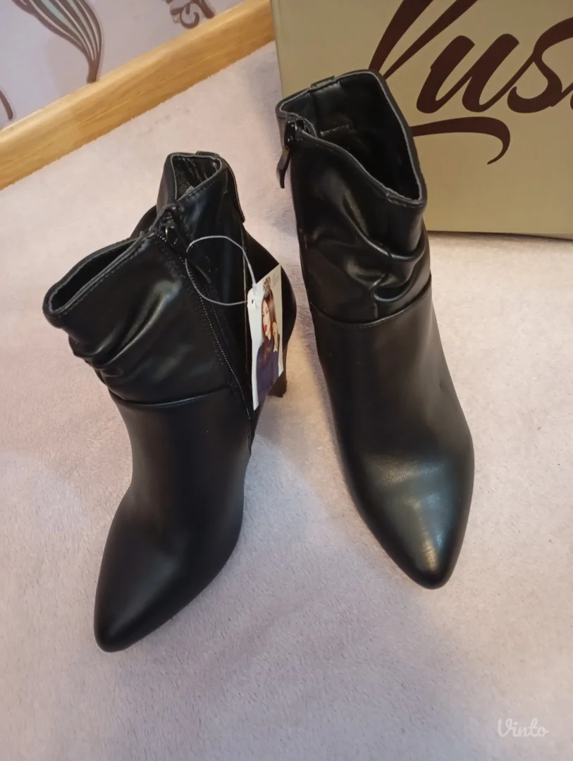 Kratke cizmice na stiklu