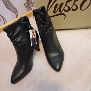 Kratke cizmice na stiklu