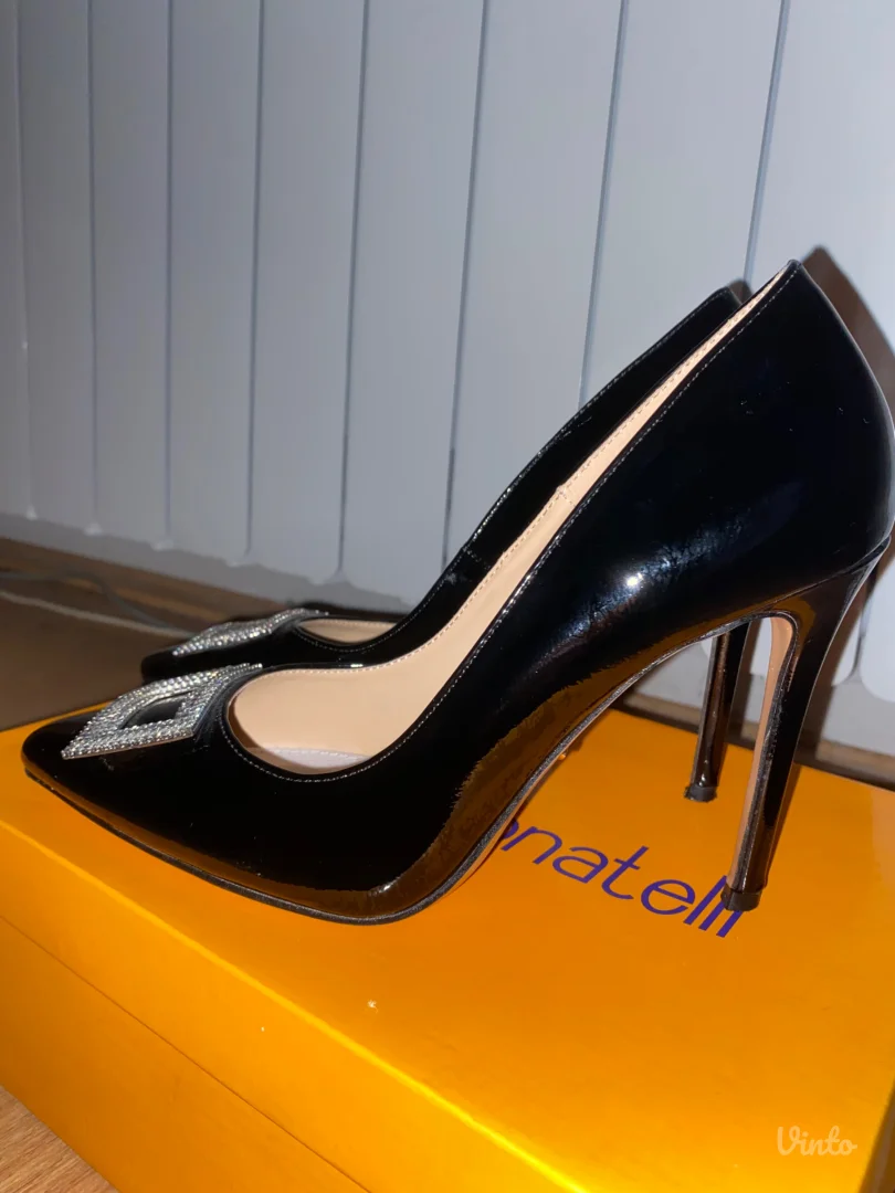 Crne lakovane salonke(broj 38)