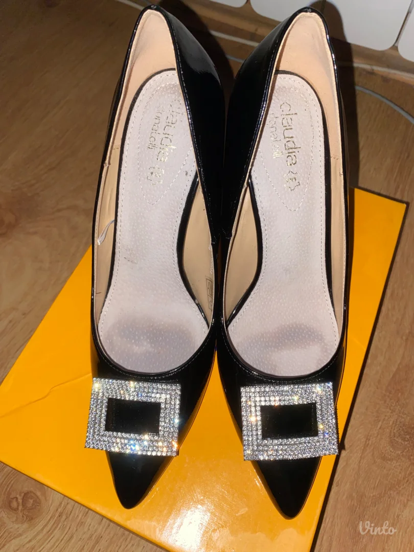 Crne lakovane salonke(broj 38)