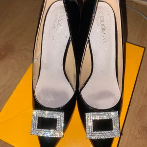 Crne lakovane salonke(broj 38)