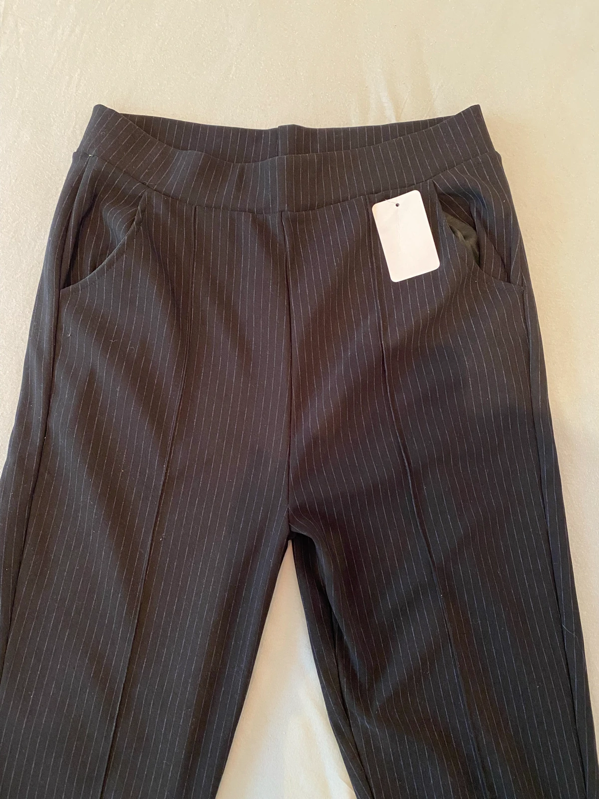Nove pantalone sa etiketom
