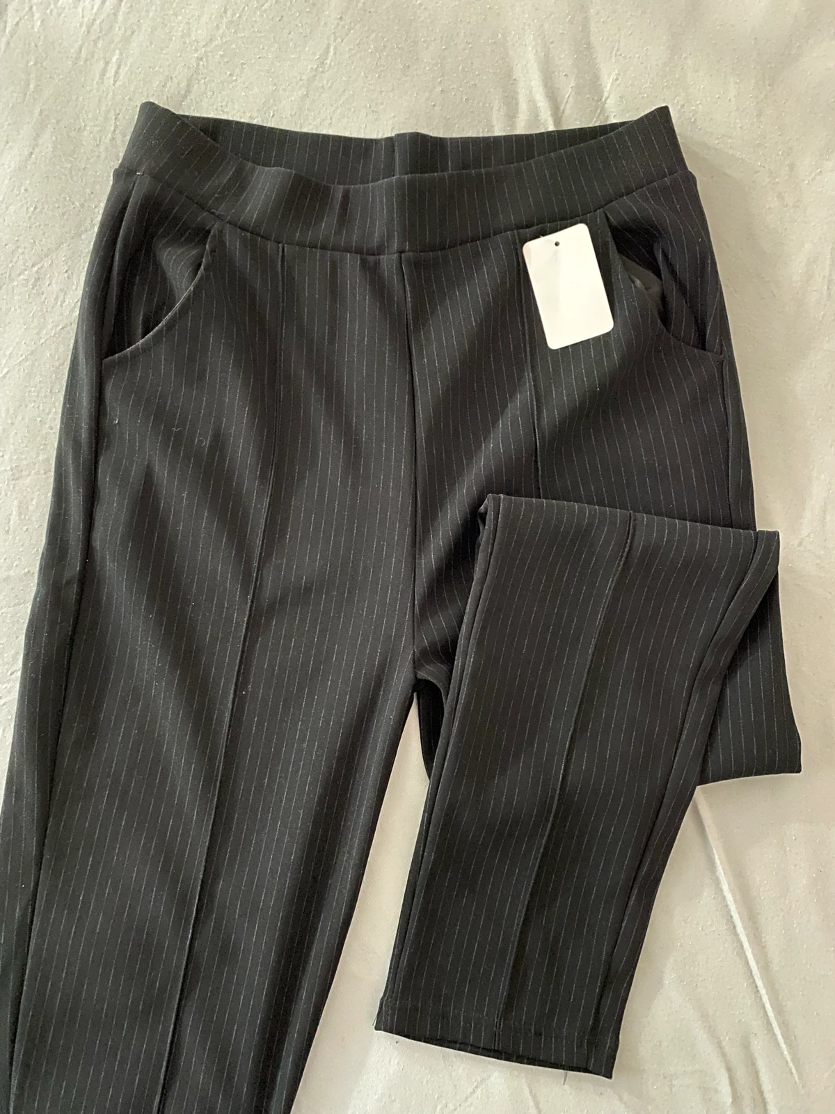 Nove pantalone sa etiketom