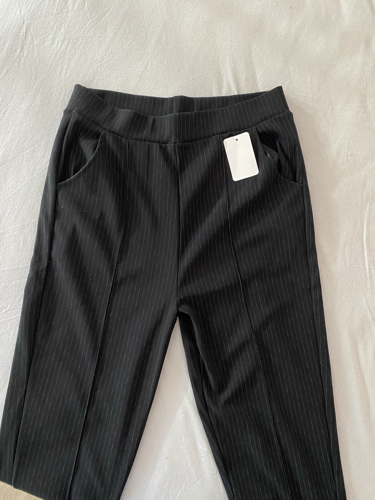 Nove pantalone sa etiketom