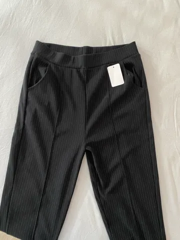 Nove pantalone sa etiketom