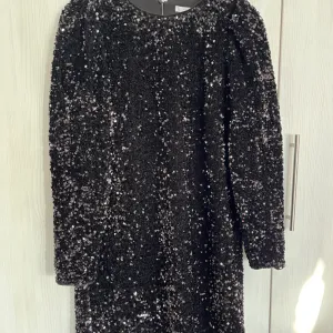 H&M haljina sa šljokicama