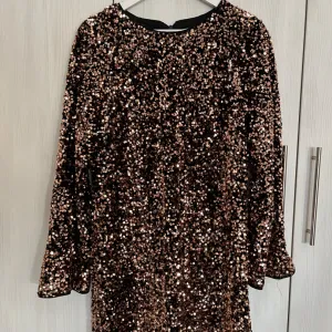 H&M haljina sa šljokicama