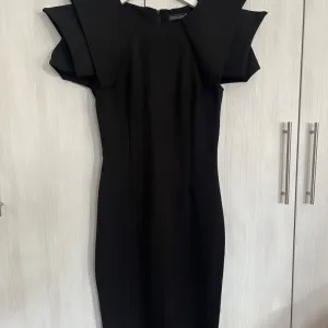 Crna haljina sa bodljama