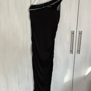 Haljina na jedno rame