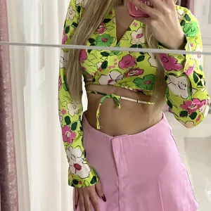 Zara cvetni Crop Top bluzica