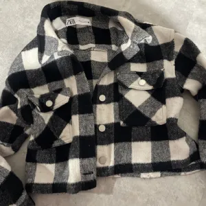 Zara crop karirana jaknica