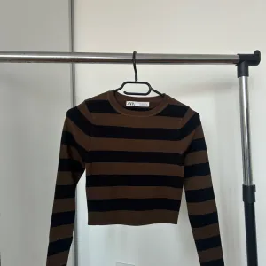 Zara crop dzemper na pruge