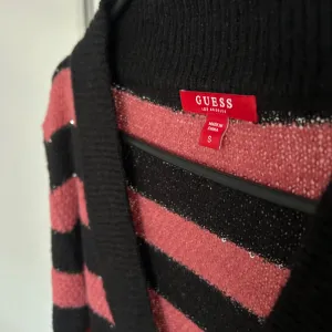 Guess džemper na pruge