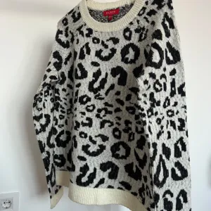 Guess leopard print džemper