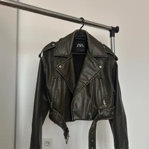 Zara trendy kožna jakna