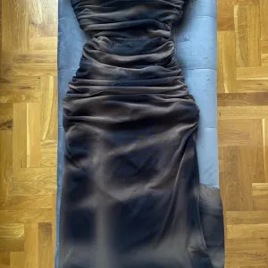 Zara midi zleno-crna haljina