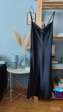 Crna slip haljina