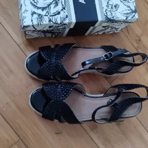 Crne espadrile