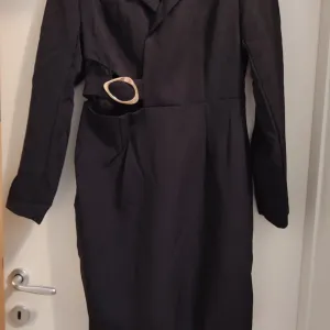 Crna sako haljina