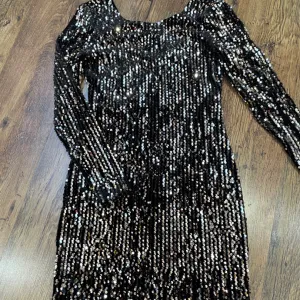 Only šljokičava haljina