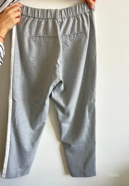 Zara - prelepe sive pantalone sa belom linijom sa strane