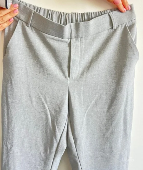 Zara - prelepe sive pantalone sa belom linijom sa strane