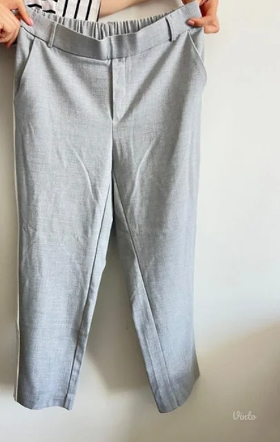 Zara - prelepe sive pantalone sa belom linijom sa strane