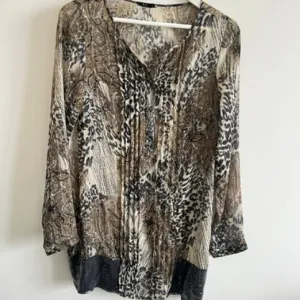 P.S.. Zanimljiva kosulja sa printom