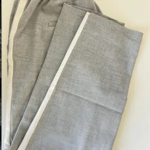 Zara - prelepe sive pantalone sa belom linijom sa strane