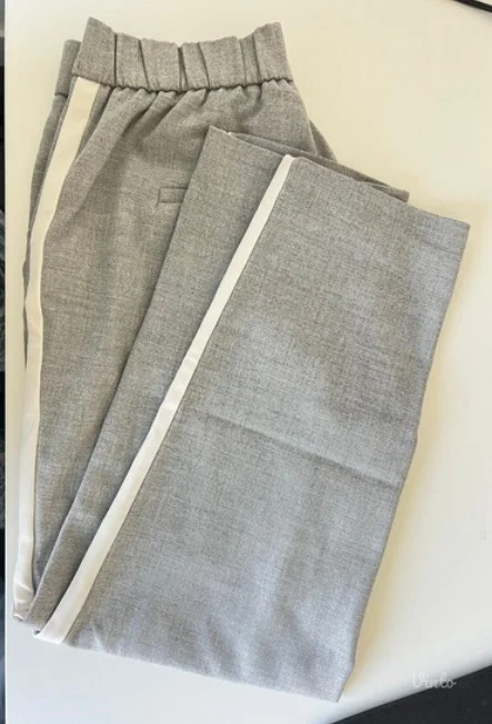 Zara - prelepe sive pantalone sa belom linijom sa strane