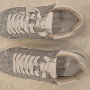 Srebrne patike Guess