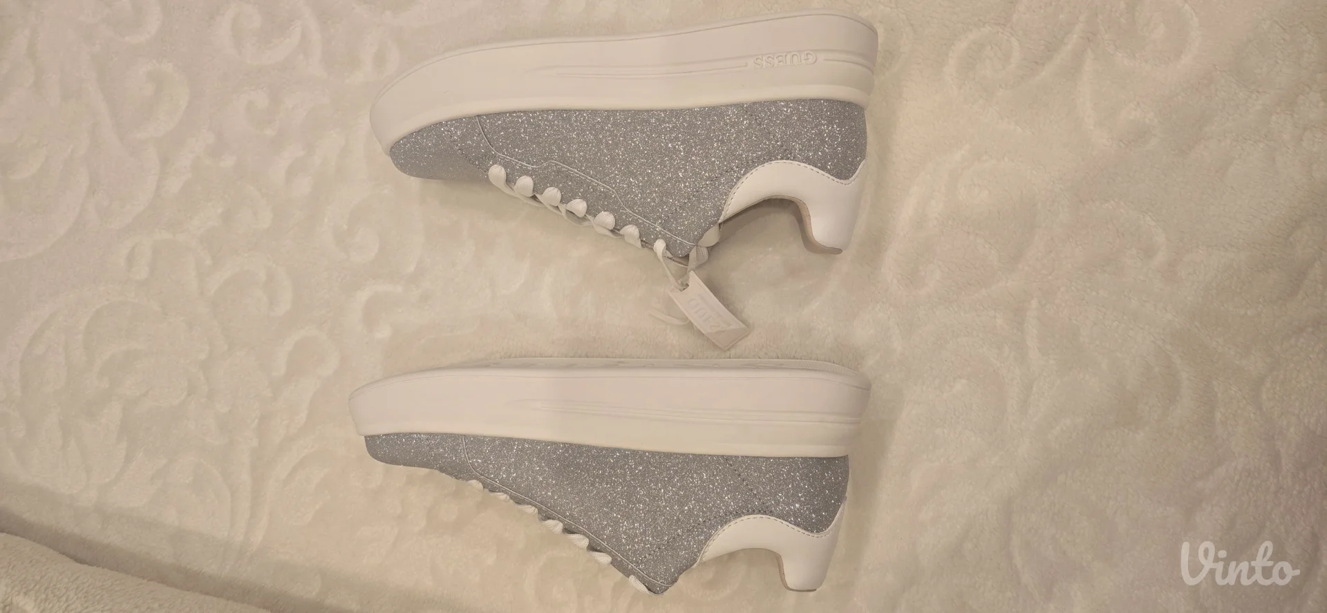 Srebrne patike Guess