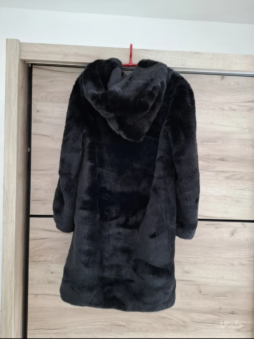 PS crna kvalitetna bunda S ili M