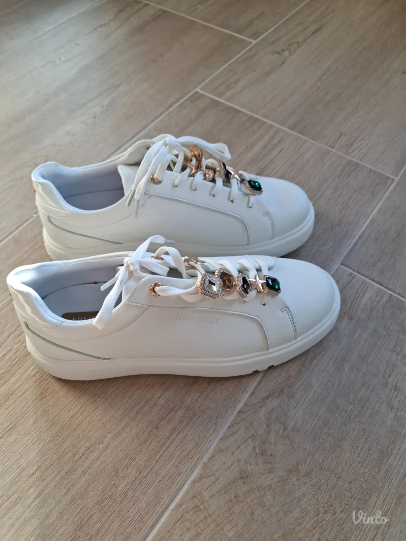 Ukrasi za pertle Nine West