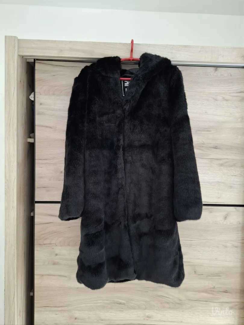 PS crna kvalitetna bunda S ili M