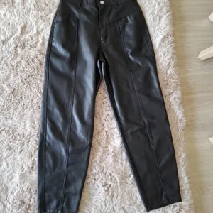 Zara kožne pantalone