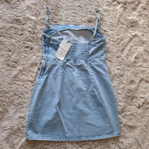 Zara nova teksas haljina