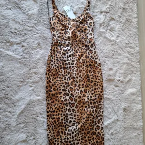 Zara nova leopard-korset haljina