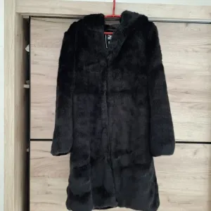 PS crna kvalitetna bunda S ili M