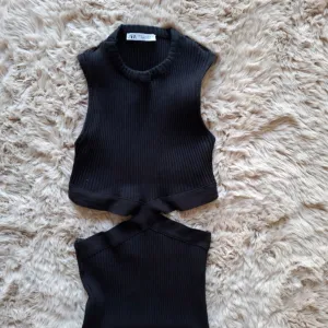 Zara crna rebrasta haljina