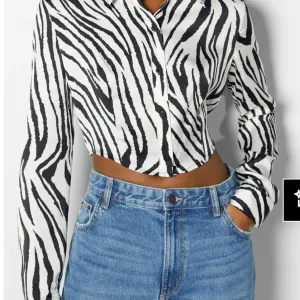Bershka crop kosulja XL
