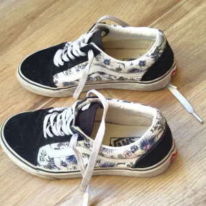 Vans patike 37 VANS Old Skool Low Top Floral Lace Up