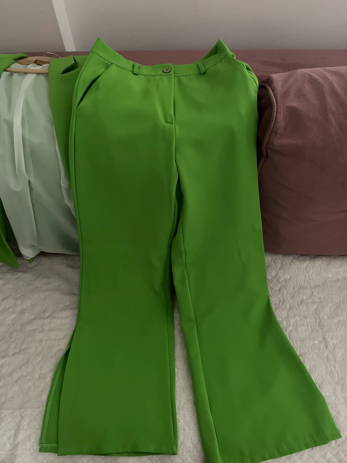 Zeleni komplet (sako ,pantalone i top) veličina M nosen jednom