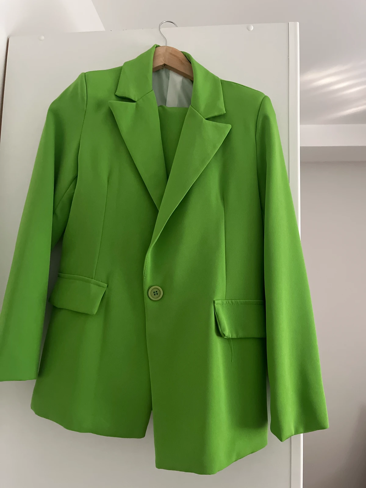 Zeleni komplet (sako ,pantalone i top) veličina M nosen jednom