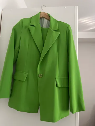 Zeleni komplet (sako ,pantalone i top) veličina M nosen jednom