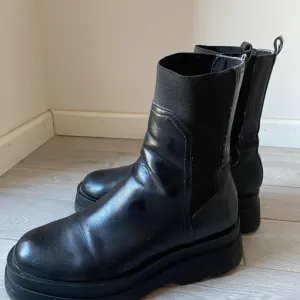 Stradivarius zimske čizme