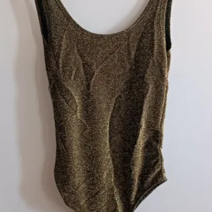 Bodi sa golim ledjima