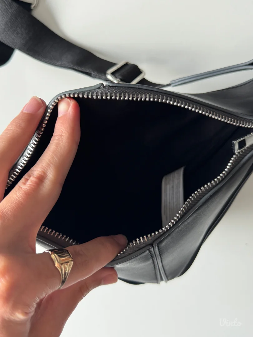 Bershka neobicna torbica