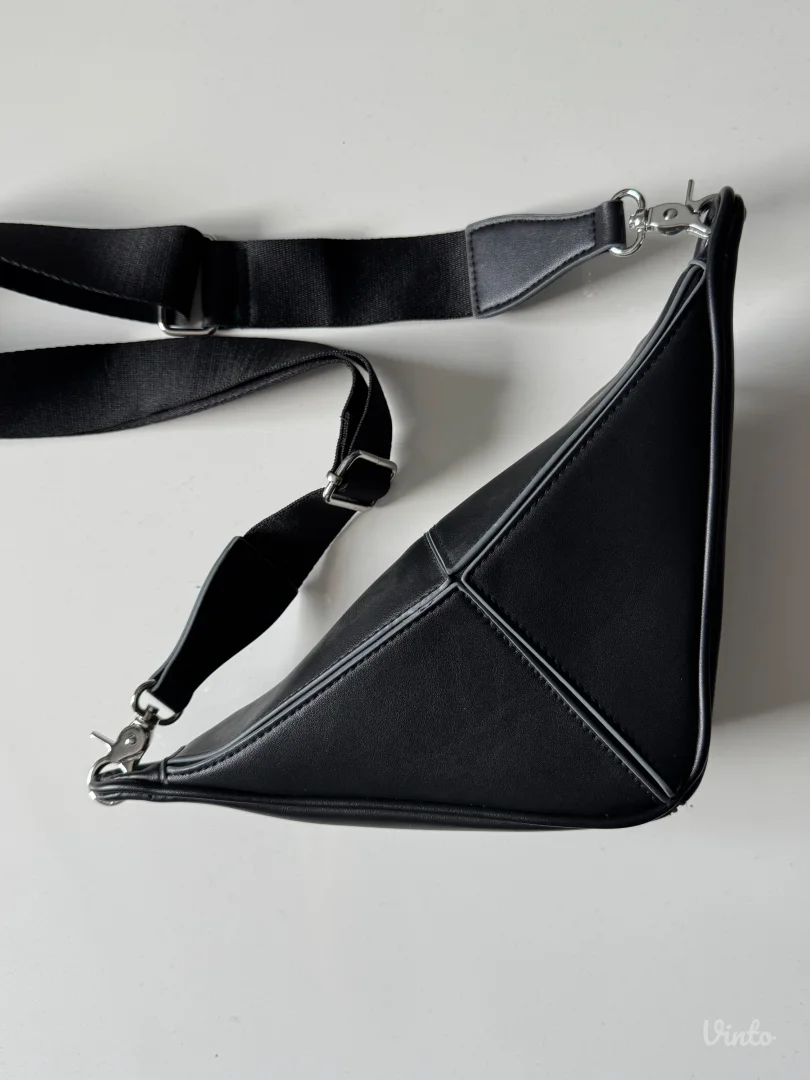 Bershka neobicna torbica