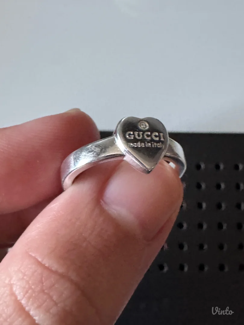Gucci srebrni prsten sa srcom